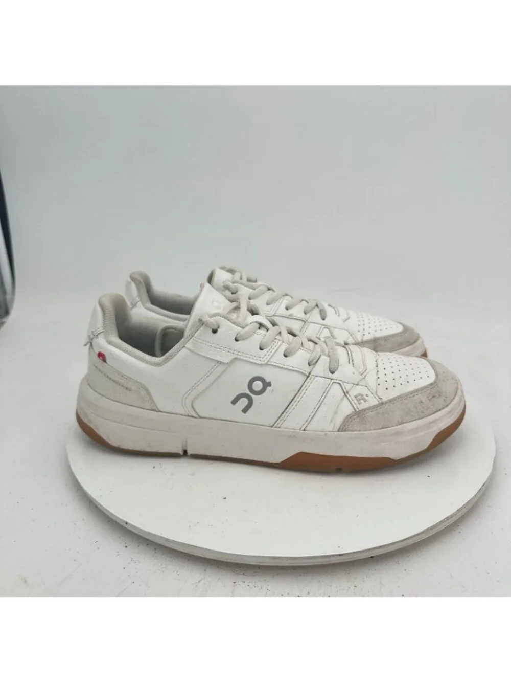 On The Roger Clubhouse Swiss Engineering Women Sz 9 3WF10430924 White Ivory Shoe